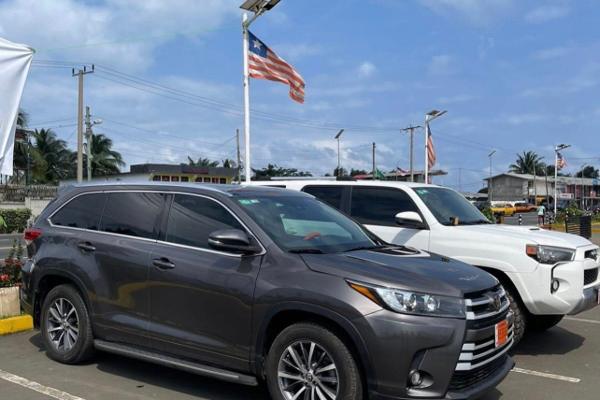 Grey Toyota Highlander XLE parked in daylight, front three quarter view